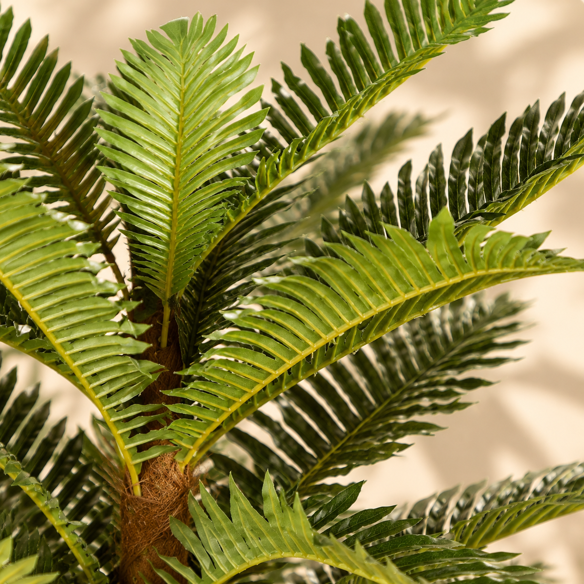 Gros plan sur les palmes du cycas artificiel 85 cm