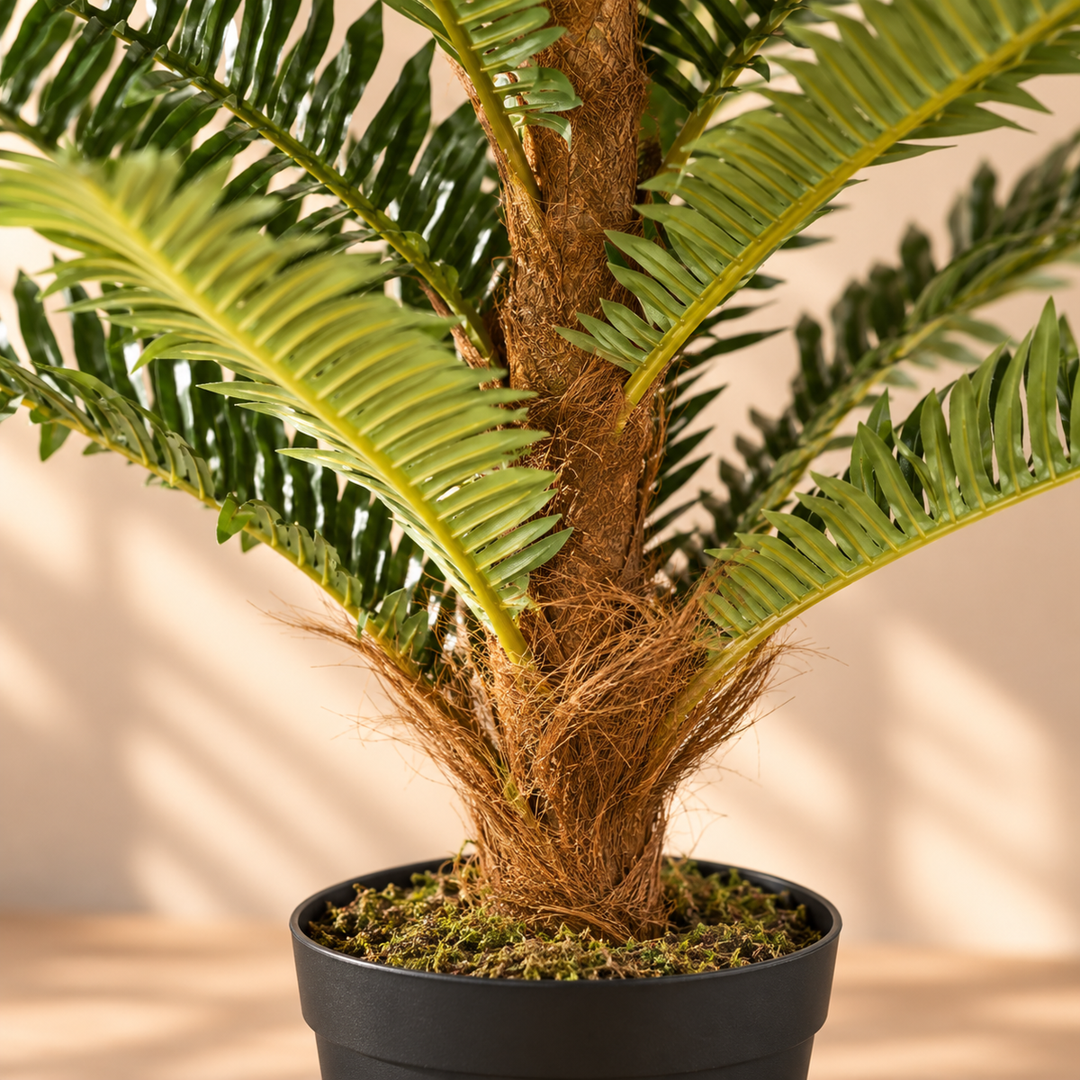 Gros plan sur le tronc du cycas artificiel 85 cm